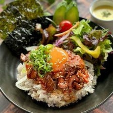 特製ローストビーフの甘辛ユッケ丼（サラダ・スープ付）