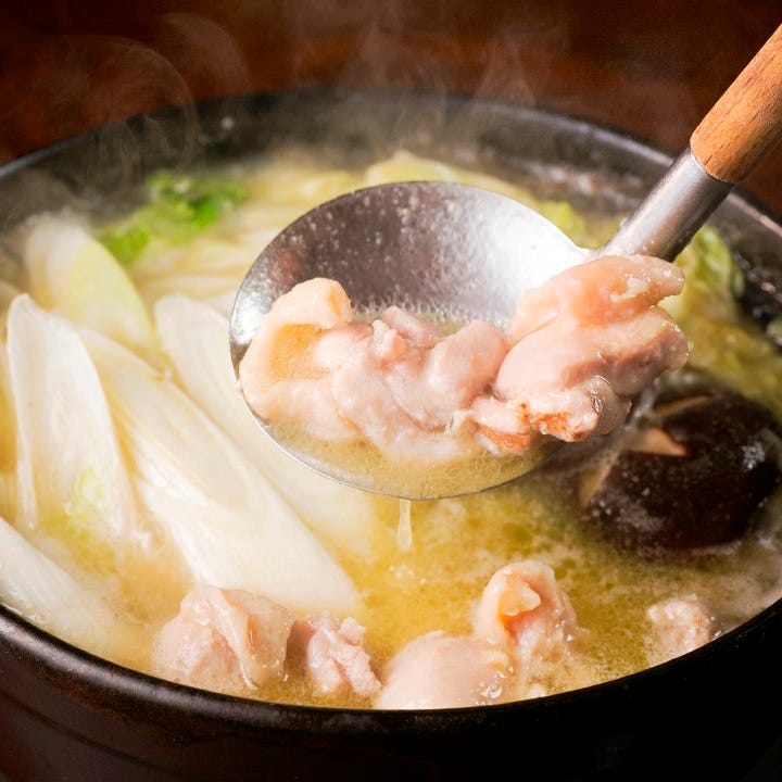 たっぷりの野菜と鶏肉を使った濃厚なスープが決め手の水炊鍋