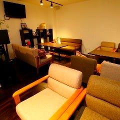 ゆっくりおくつろぎ頂けるソファー席をご用意しております。