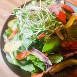 【小松菜サラダ】
小松菜は生でバリバリ食べられます