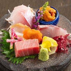 毎朝市場で買い付けた鮮魚はお造りで是非どうぞ！！