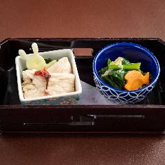 先付け二点盛り　鶏胸肉の桜和え　お浸し