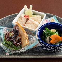 先付三種 ・鶏胸肉の桜和え・お浸し・飯蛸桜煮
