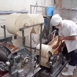 創業以来、こだわりの「超多加水平太麺」を当店4Fの特注製麺機で40年以上手作り