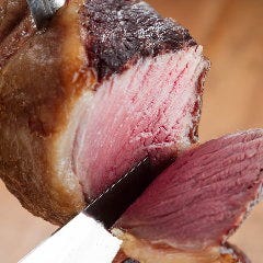 じっくり時間をかけて丁寧に焼き上げたお肉を存分に楽しんで！