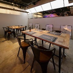 奥のテーブル席は広々としたカフェテイストのおしゃれな雰囲気。