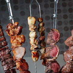 鉄串に刺して焼き上げた香ばしいお肉で満足必至の食べ放題！
