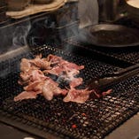 アツアツジューシーに焼いた六白黒豚を絶品の炭焼き黒ぶた丼で！