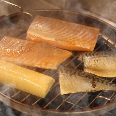 店内にて煙でいぶす燻製はジューシーで独特の香味が楽しめます