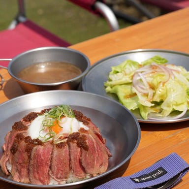 琵琶湖を望むテラスで手ぶらBBQ「CRAG Cafe&SUP」_ローストビーフ丼 (サラダ.スープ付き)