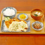 唐揚げ、まぐろの刺身など選べる定食充実！ランチにも◎