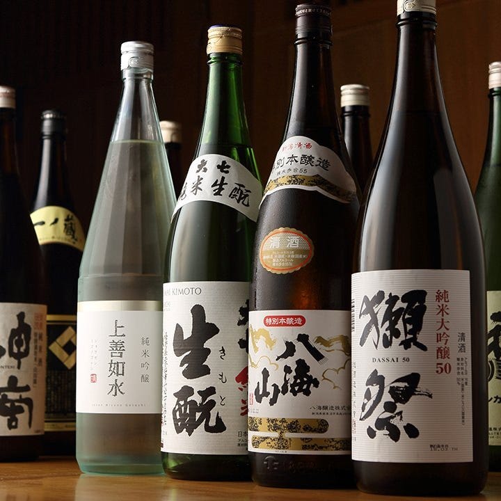 八海山や神亀など全国各地から選りすぐりの日本酒を取り揃え