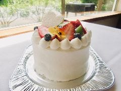 純生クリームとフルーツのデコレーションホールケーキ
