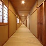 日本の伝統的な建築の美を残した広い亭内。長い廊下は大名屋敷の名残のような風情があります。