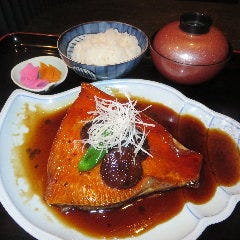 恵比寿茶屋特製甘辛たれで煮込んだ逸品金目鯛の肩身フィレ煮つけ御膳