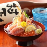 海鮮丼は当店人気NO1の全国から届いた新鮮な素材をふんだんに使いました。