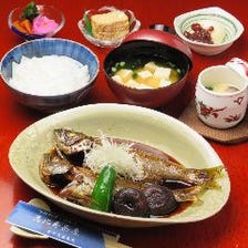 恵比寿茶屋オリジナルの甘ダレ煮魚