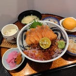 北海道産のイクラに大振りのサーモンを贅沢にのせたイクラ、サーモン丼御膳