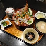 新鮮魚介類などをふんだんに盛りこんだ特製恵比寿茶屋のまかない丼人気の逸品