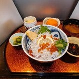 新鮮な釜上げシラス丼贅沢に北海道のイクラのった逸品