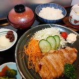 北海道の国産豚ロース肉を特製のタレで焼きあげた
トンテキ！！