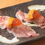 飛騨牛瞬間炙りのウニくら寿司
「上質な脂なのにさっぱり食べられる飛騨牛のブリスケを使用」
