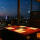 大阪の街の夜景を一望できる3～4名様テーブル席