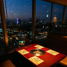 大阪の夜景を一望できるお席で優雅に