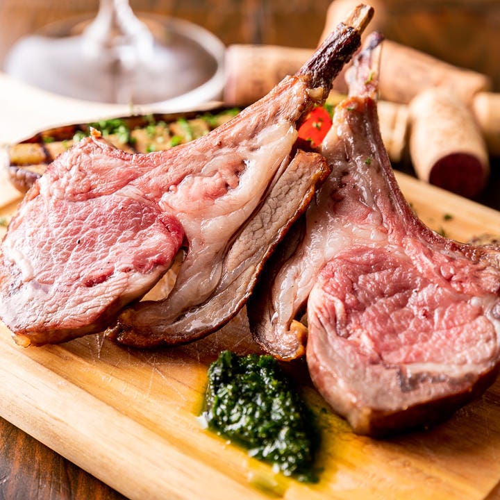 「骨付き子羊肉のロースト〜コリアンダー風味の香草ペースト添え〜」。くさみがなく食べやすさも◎