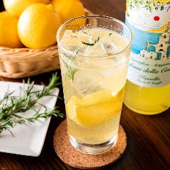 当店でしか飲めない！ レモンたっぷりのオリジナルサワー