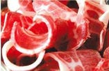 【国頭美紅 ちゅらべに】は鮮やかな紅色で光沢があり、ジューシーで旨みたっぷりです。豚肉よりも、後味はあっさりしているのが特徴です。