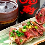 周りを軽く焼いた馬肉のあぶり焼き◎馬肉の旨味を最大級に堪能！