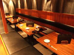 和モダンな落ち着いた雰囲気の掘りごたつ席が並んでいるとり徹大宮店の店内