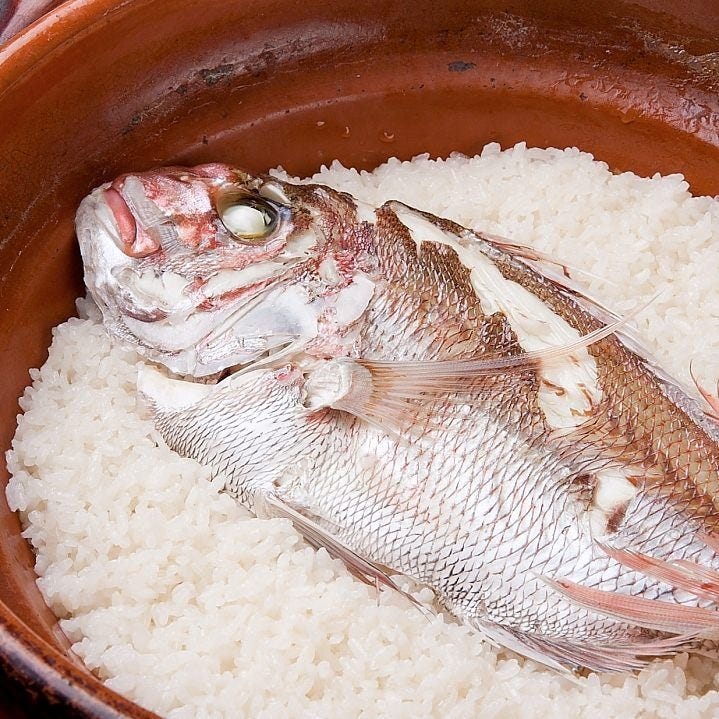 信楽の土鍋で炊き上げる『鯛めし』