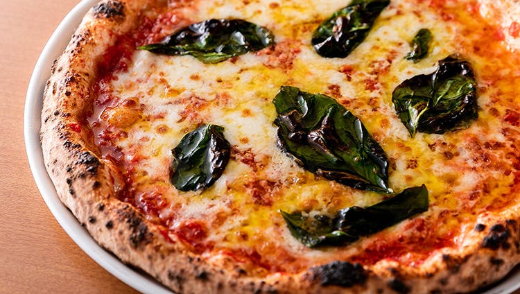 マルゲリータピッツァがお皿にのっている様子