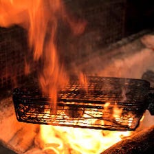 備長炭で豪快に焼き上げる炭焼き料理