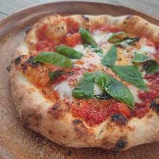 粉からこだわる手作り生地のピザ
