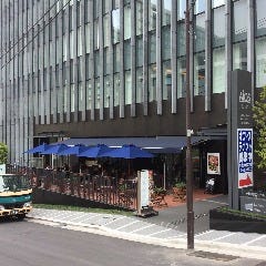 右手に見える永田町ほっかいどうスクエアービルの1階が当店です。