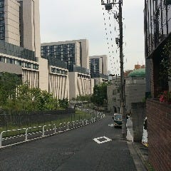 十字路右手東京都市開発様のビルを右手に坂を下ります。