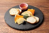 北海道チーズ３点盛り（蜂蜜付き）