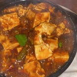 鉄鍋の上でグツグツ音をたてる出来たて熱々の麻婆豆腐は絶品！