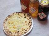 色々チーズピッツァ（8種類のチーズ）ハニー松本はちみつプラス２５０円でデザートピッツァに変身