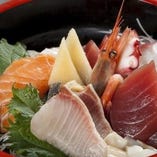 【漁師さん直送】
鮮度抜群の海鮮料理も人気の一品！