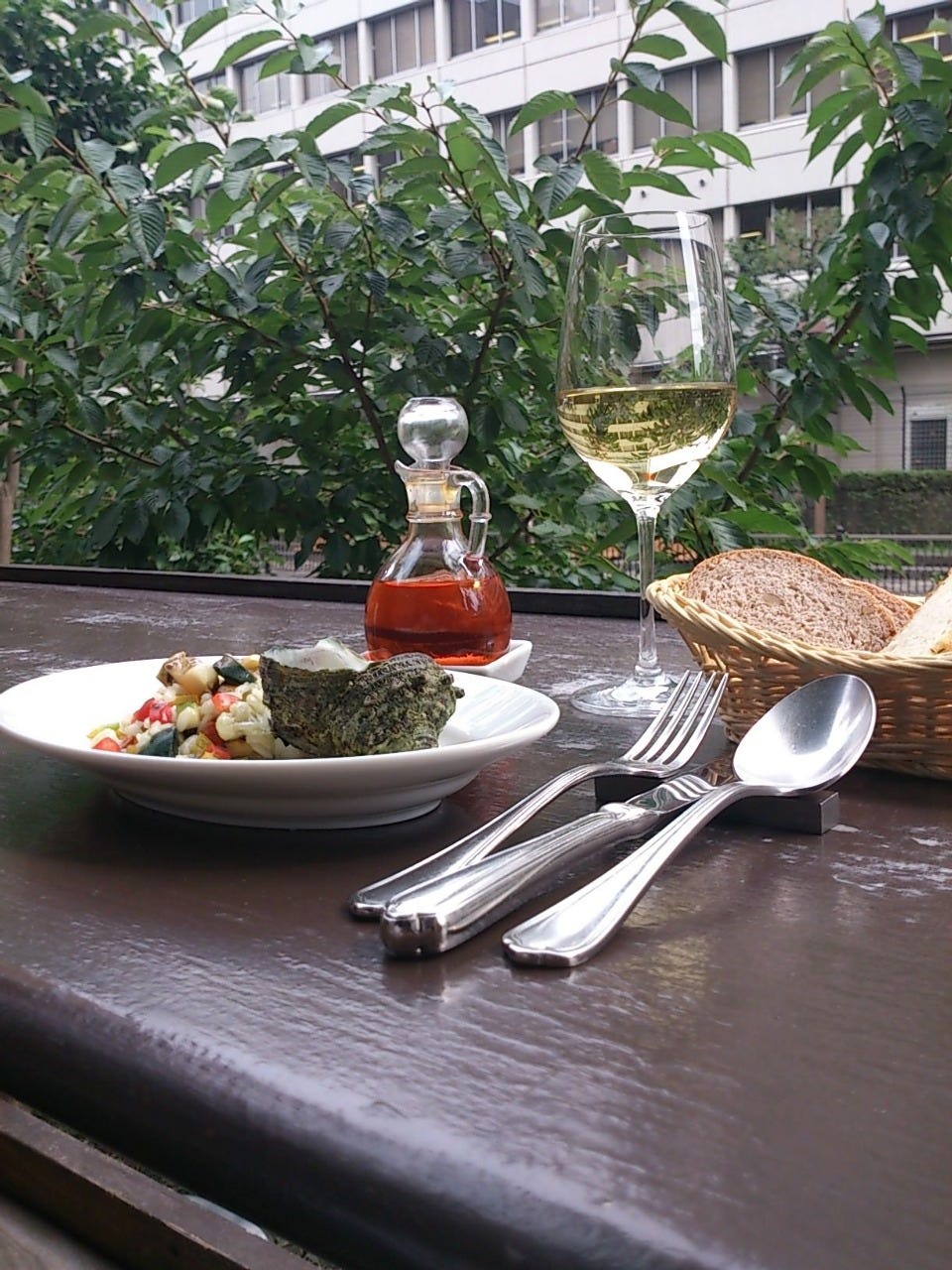 テラス席に料理やパンドリンクが並べられている様子