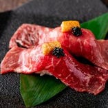 【握り寿司】は芳ばしい泡醤油とキャビアを添えて…サシの入った霜降り肉の美味しさが際立ちますよ。