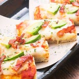 モッツァレラチーズとアボカドの角ピザ