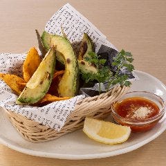 炭火で炙ったアボカドとおつまみナチョス