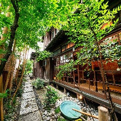 古き良き風情が薫る庭園を、木漏れ日が優しく照らします。