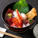 魚介の美味しさをまんべんなく味わえる海鮮丼2,400円(税込)