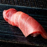 美しい赤色が、脂の乗りと熟成具合を物語る、握り鮨(鮪)